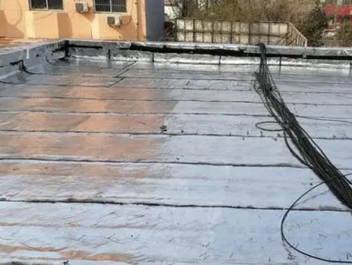 三沙卫生间漏水维修公司分享下三沙屋面楼顶防水刚性防水层施工要点。